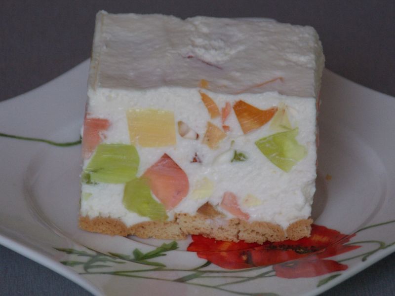 Śmietanowiec z galaretkami