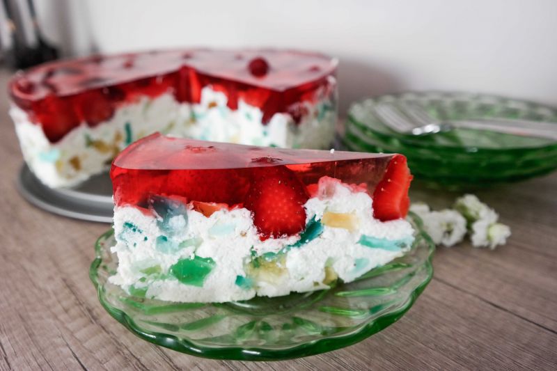 Śmietanowiec z galaretkami i truskawakmi