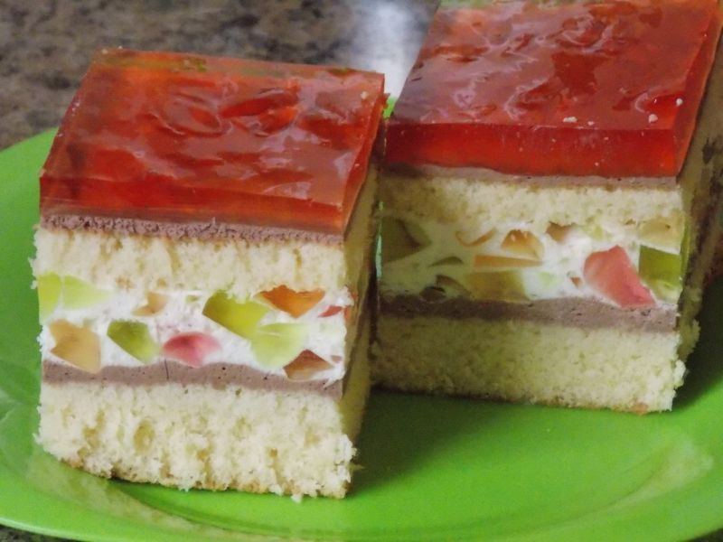 Śmietanowiec z galaretkami na biszkopcie