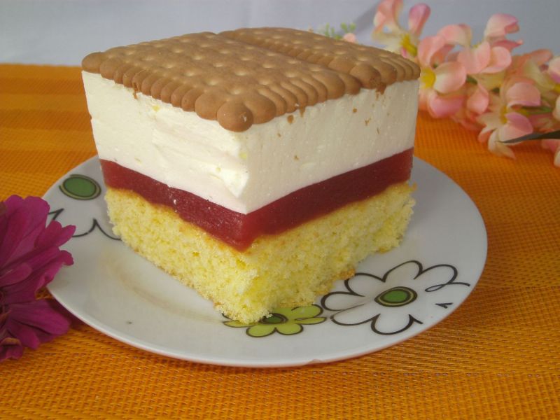 Śmietanowiec z musem arbuzowym i herbatnikami