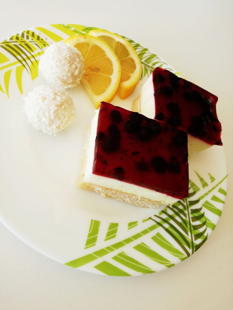 Śmietanowy cytrynowiec z galaretką jagodową