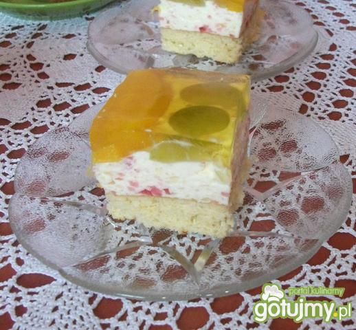 Śmietanowy galaretkowiec z owocami