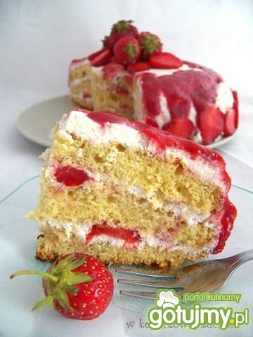 Śmietanowy tort truskawkowy