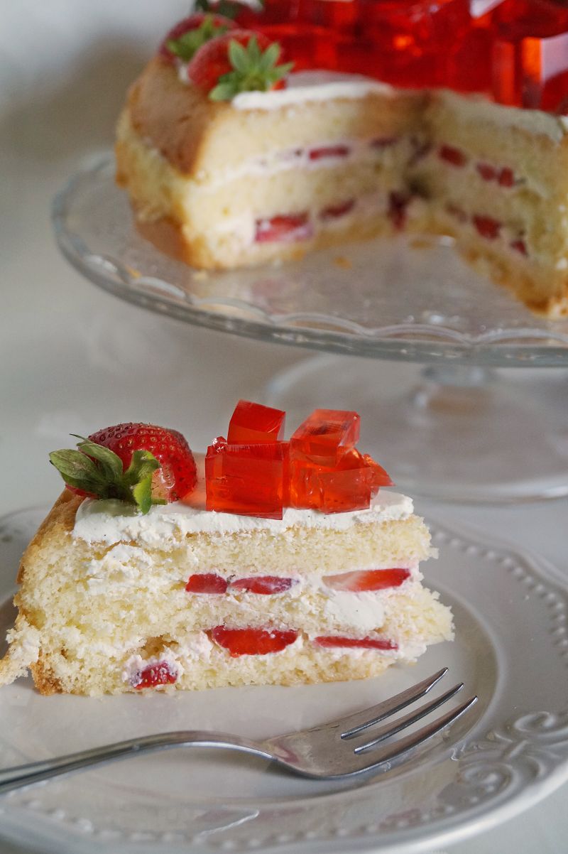 Śmietanowy tort z truskawkami