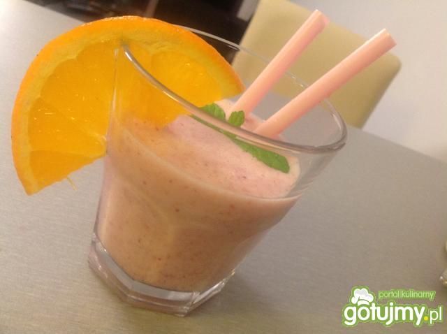 Smoothie bananowe z truskawkami i malibu