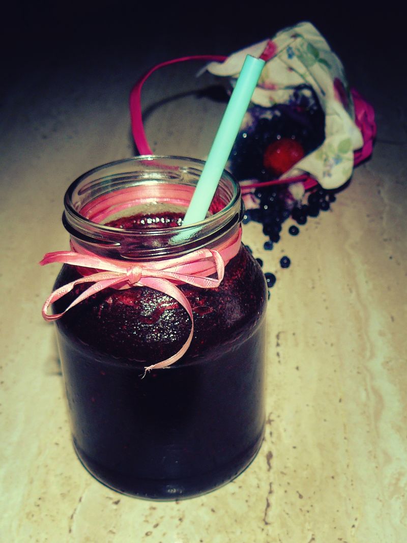 Smoothie borówkowo-truskawkowe z akcentem wanilii Smoothie borówkowo-truskawkowe z akcentem wanilii