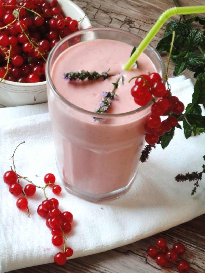 Smoothie malinowo-porzeczkowe z lodami Smoothie malinowo-porzeczkowe z lodami