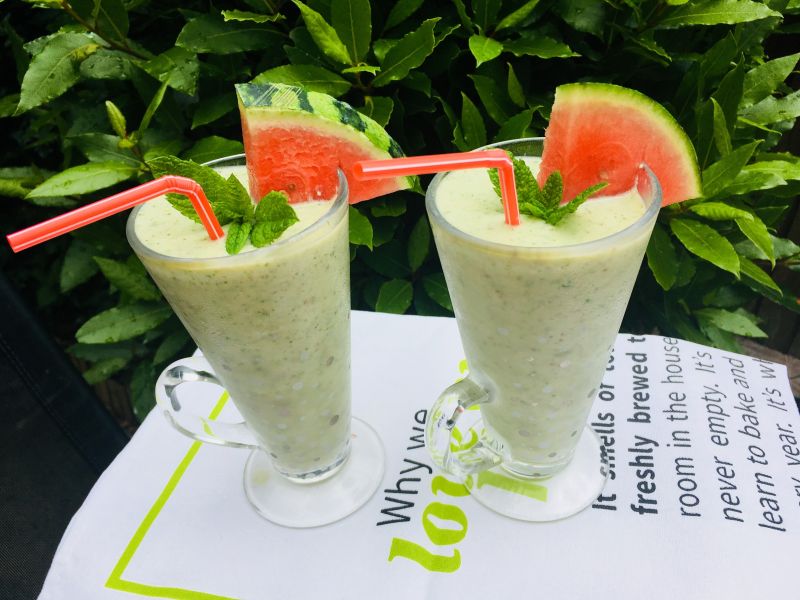 Smoothie na kefirze z owocami i patkami owsianymi 