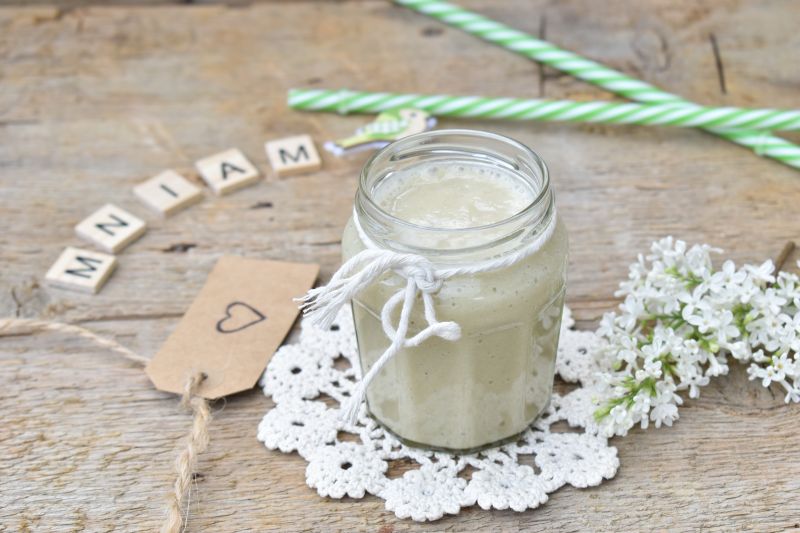 Smoothie na mleku migdałowym z selerem i bananem Smoothie na mleku migdałowym z selerem i bananem
