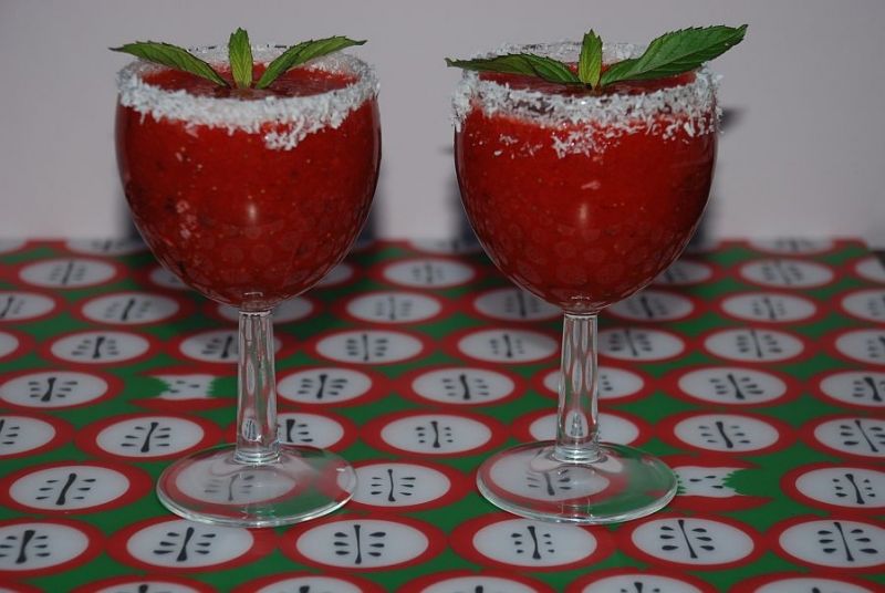 Smoothie truskawkowe z kokosem i miętą