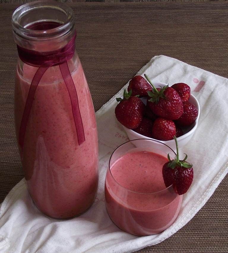 Smoothie truskawkowe z mleczkiem kokosowym  Smoothie truskawkowe z mleczkiem kokosowym