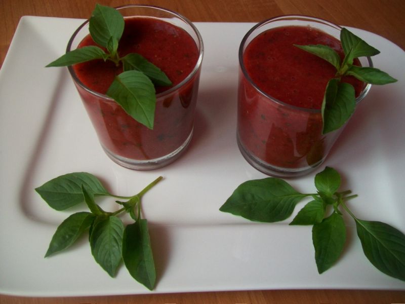 Smoothie truskawkowo-bananowe z nutą bazylii 