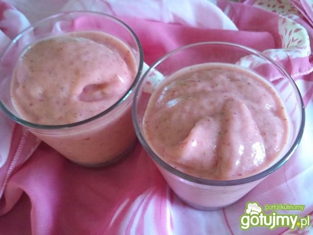 Smoothie truskawkowo-owocowy Smoothie truskawkowo-owocowy