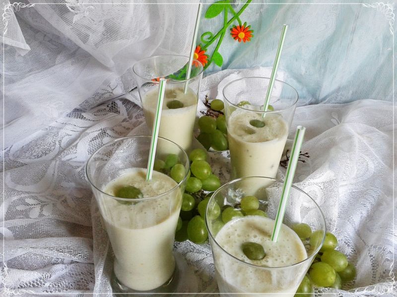 Smoothie z agrestem i winogronem 