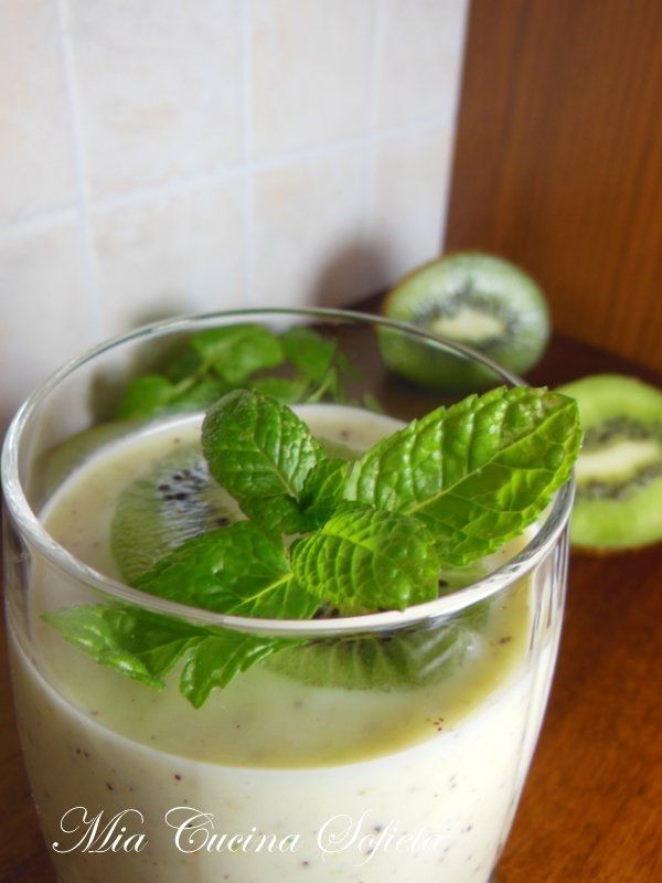Smoothie z ananasa, kiwi i mięty