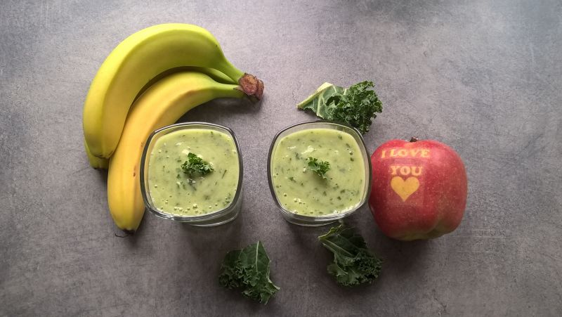 Smoothie z jarmużu, bananów i imbiru