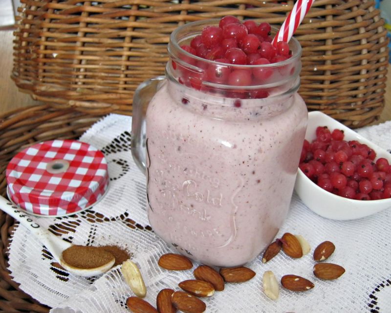 Smoothie z porzeczkami, cynamonem i orzechami Smoothie z porzeczkami, cynamonem i orzechami