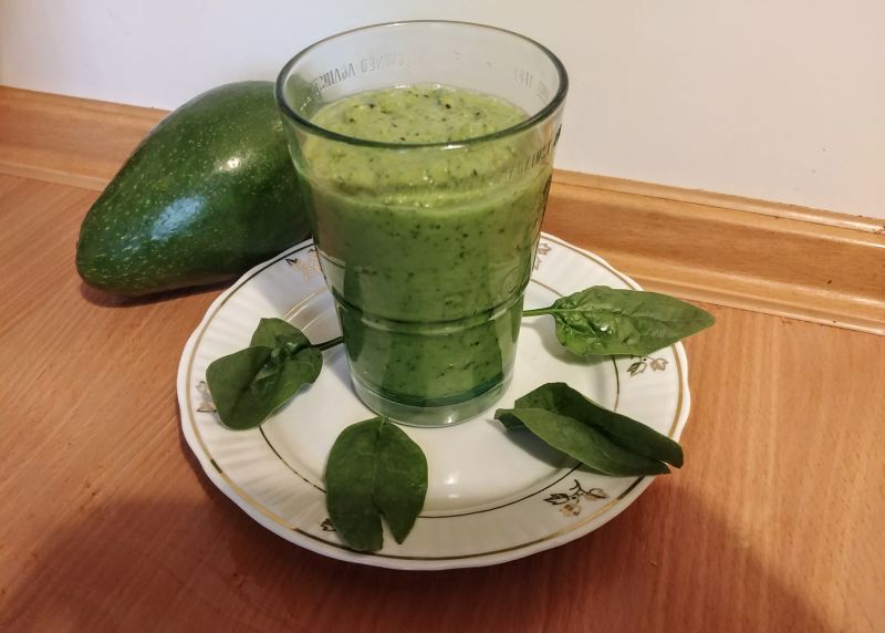 Smoothie ze szpinakiem, awokado, kiwi i jabłkiem