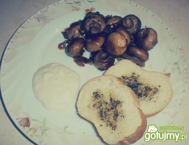 Smżone pieczarki z grzankami i chrzanem