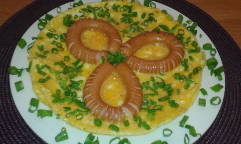 Śniadanie - parówki w jajku sadzonym