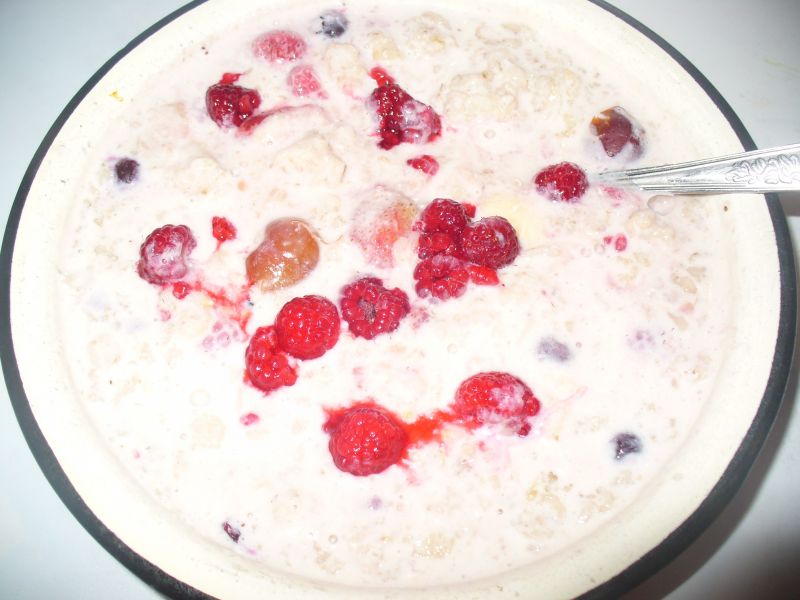 Śniadanie z płatkami owsianymi i owocami