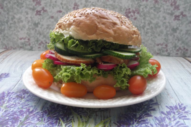 Śniadaniowa bułka z warzywami i piersią kurczaka