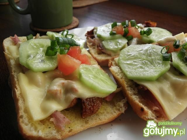 Śniadaniowa ciabatta zapiekana. Śniadaniowa ciabatta zapiekana.