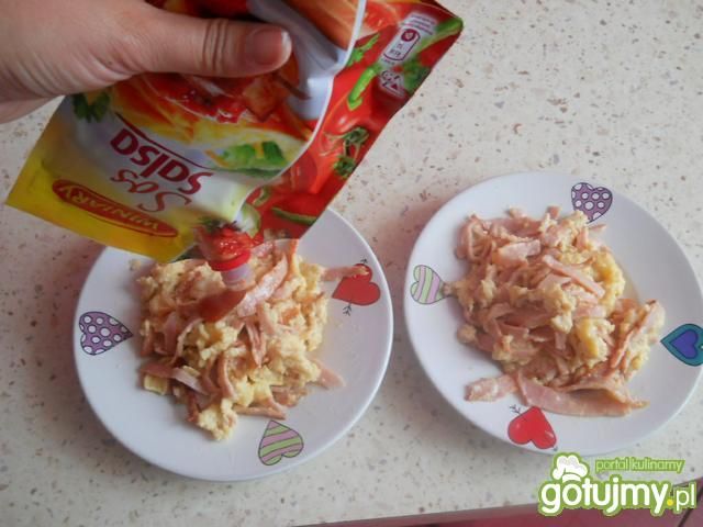 Śniadaniowa jajecznica z sosem salsa  Śniadaniowa jajecznica z sosem salsa