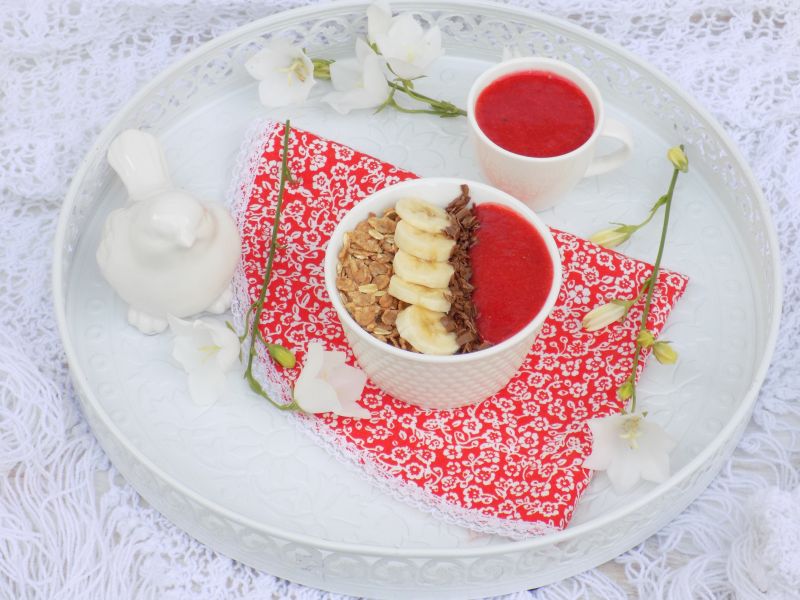 Śniadaniowa kasza manna z musem truskawkowym