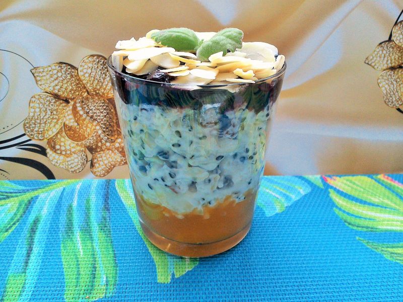 Śniadaniowa sałatka ryżowa z bakaliami  