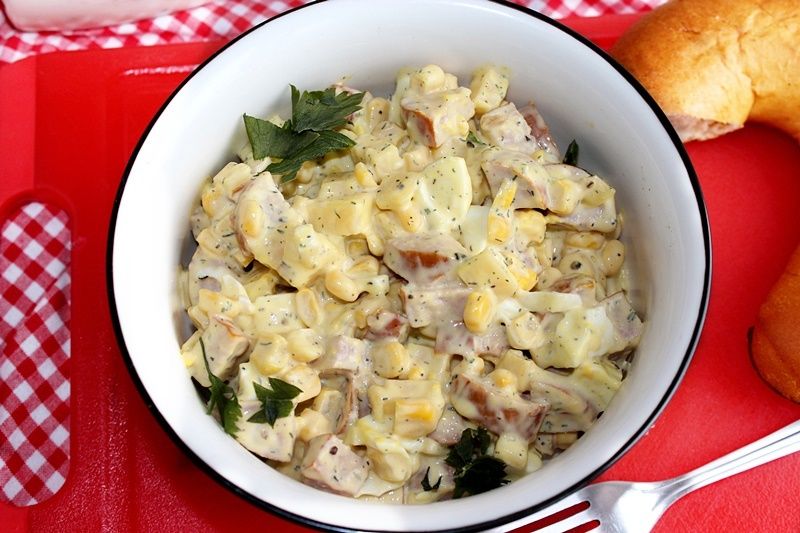 Śniadaniowa sałatka z jajkami i kiełbasą Śniadaniowa sałatka z jajkami i kiełbasą