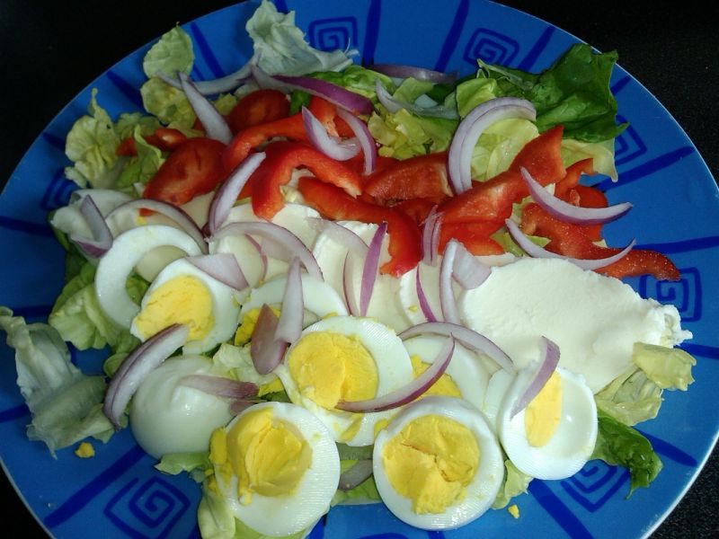 Śniadaniowa sałatka z jajkiem i mozzarellą Śniadaniowa sałatka z jajkiem i mozzarellą