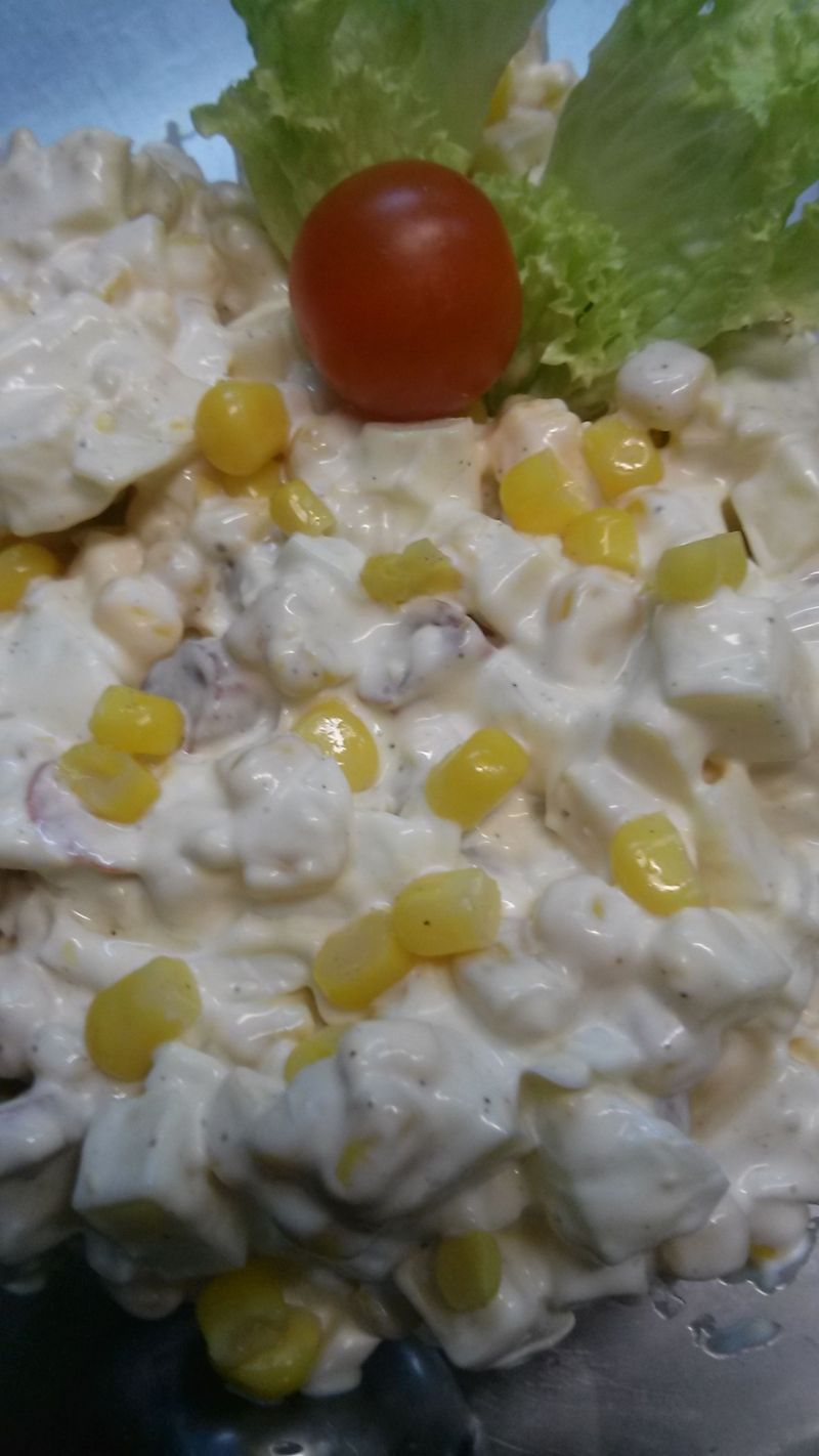 Śniadaniowa sałatka z kabanosem 