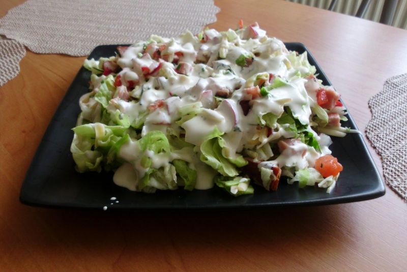 Śniadaniowa sałatka z nowalijkami