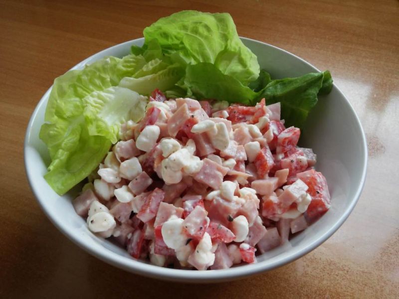 Śniadaniowa sałatka z papryką i szynką  Śniadaniowa sałatka z papryką i szynką