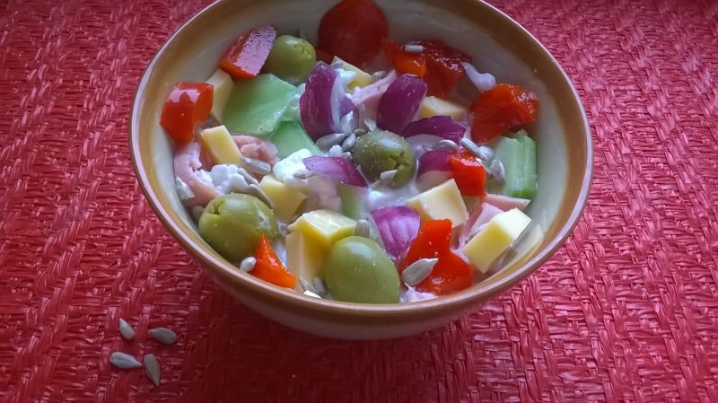 Śniadaniowa sałatka z serkiem wiejskim