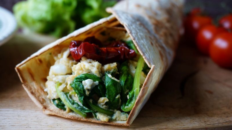 Śniadaniowa tortilla z jajecznicą i szpinakiem Śniadaniowa tortilla z jajecznicą i szpinakiem