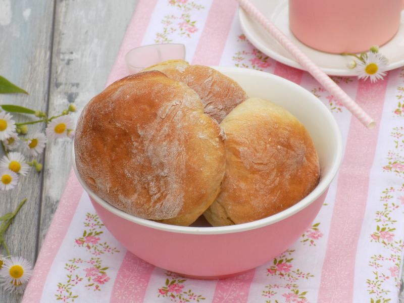 Śniadaniowe bułeczki na kefirze z rodzynkami