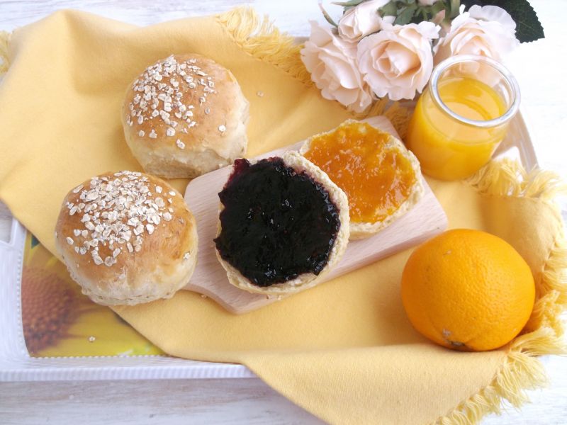 Śniadaniowe bułeczki z płatkami owsianymi i dżemem Śniadaniowe bułeczki z płatkami owsianymi i dżemem