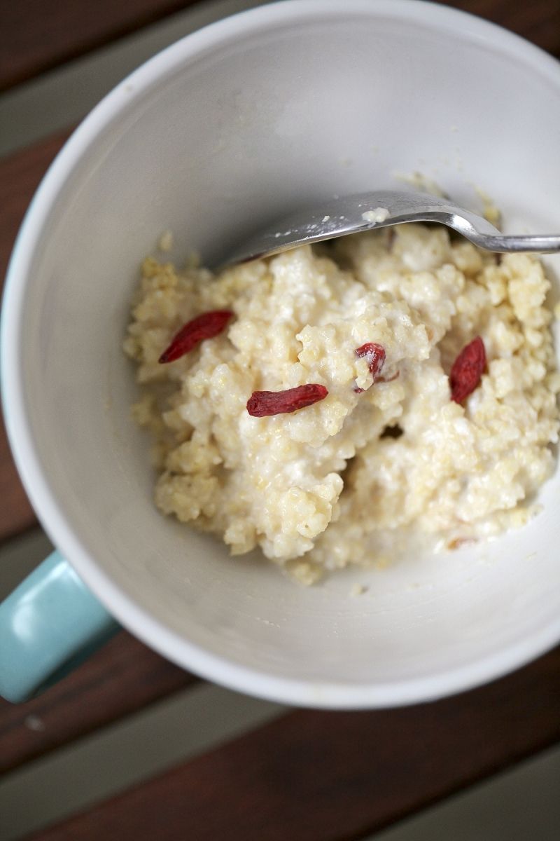 Śniadaniowe jagły z jagodami goji Śniadaniowe jagły z jagodami goji