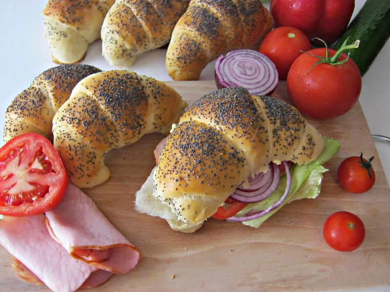 Śniadaniowe rogale - domowe pieczywo