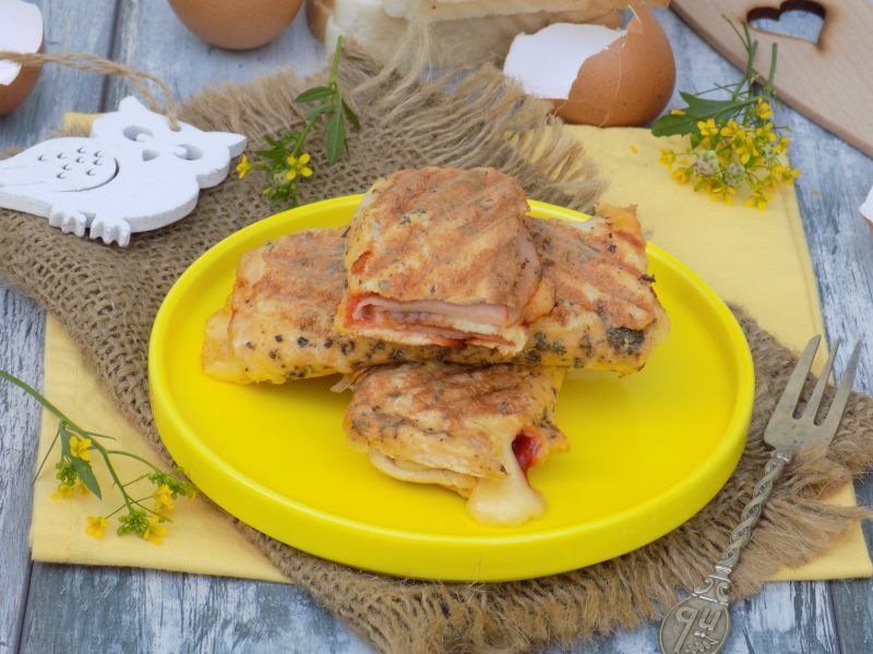 Śniadaniowe rollsy z chleba tostowego z grilla