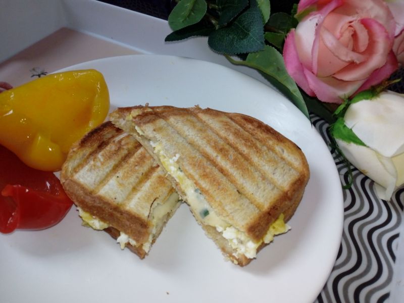 Śniadaniowe tosty z jajecznicą Śniadaniowe tosty z jajecznicą