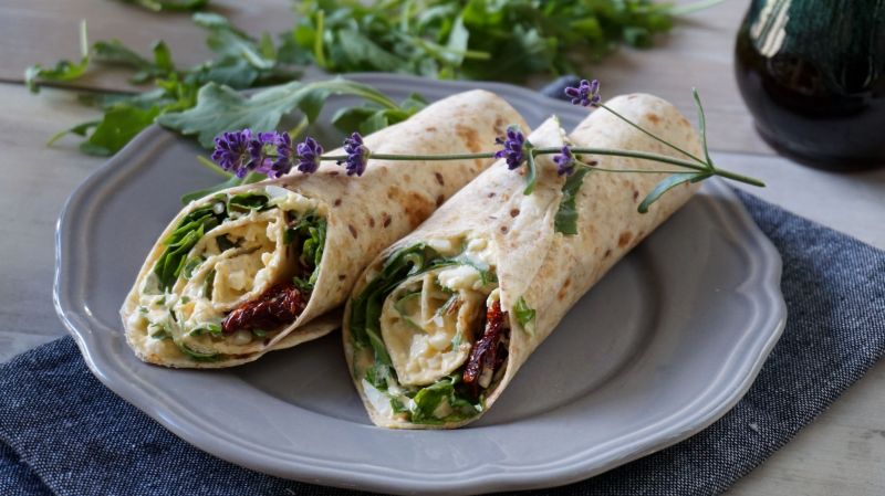 Śniadaniowe wrapy z pastą jajeczną 