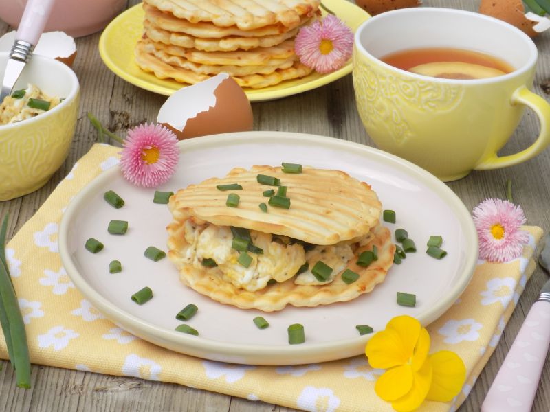 Śniadaniowe wytrawne gofry z grilla z jajecznicą