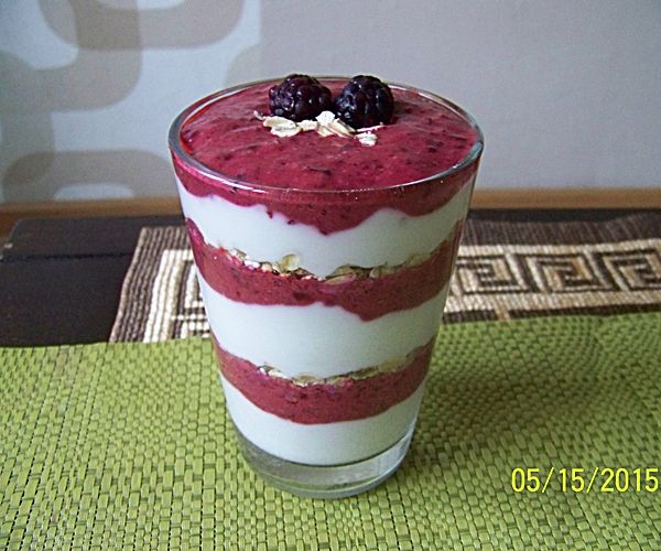 Śniadaniowy deser jogurtowo- jeżynowy Śniadaniowy deser jogurtowo- jeżynowy