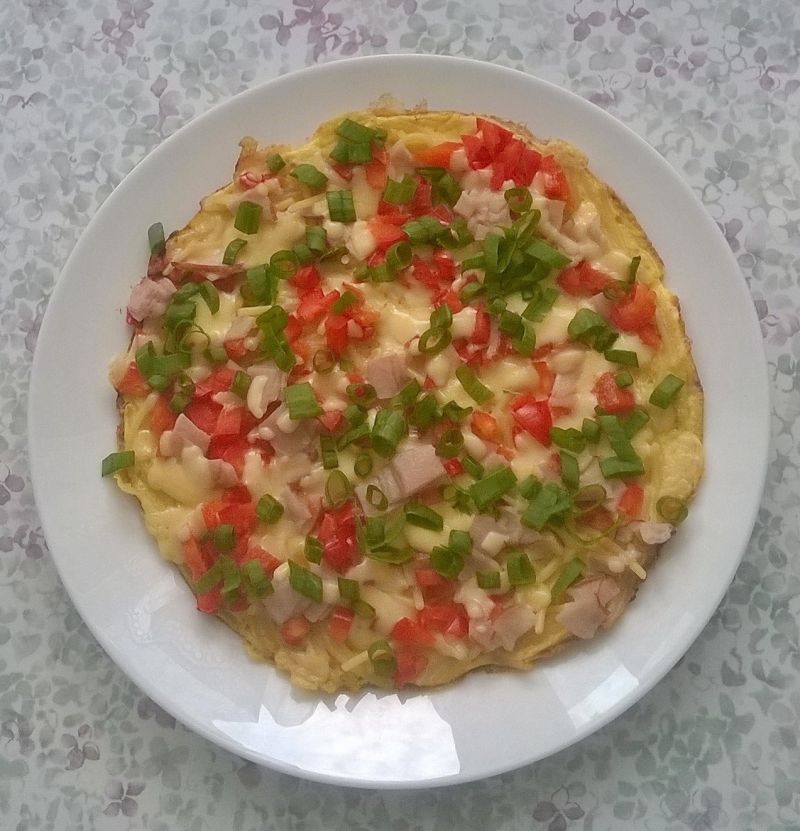 Śniadaniowy omlet jajeczny z warzywami Śniadaniowy omlet jajeczny z warzywami
