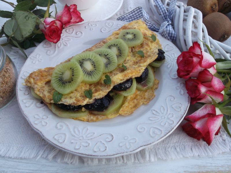 Śniadaniowy omlet z kiwi i dżemem