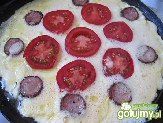 Śniadaniowy omlet z pomidorami 