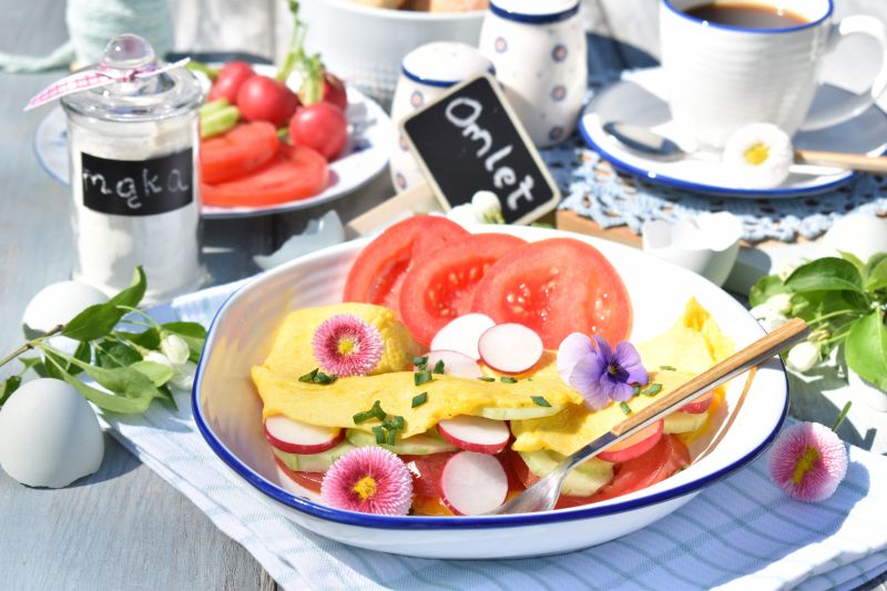 Śniadaniowy puszysty omlet z nowalijkami